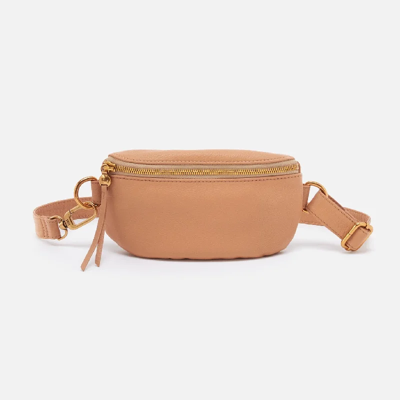 Fern Belt Bag In Pebbled Leather - Sandstorm